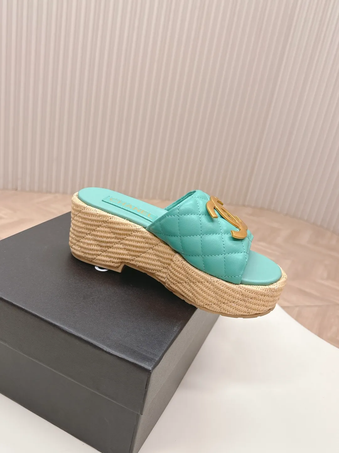 👟👟Ex-factory price 560👟👟 CHANEL Chanel 2025 new sandals and slippers series classic series every style is great rhombus platform sandals and slippers elegant and noble comfortable and versatile upper: sheepskin foot pad: sheepskin sole: rubber outsole size: 35-40